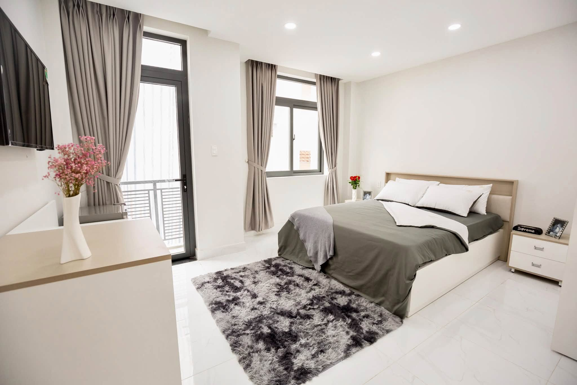 Căn nh&agrave; c&oacute; ph&ograve;ng kh&aacute;ch rộng 100m2 của mỹ nh&acirc;n Trại Bu&ocirc;n Người - Ảnh 11.