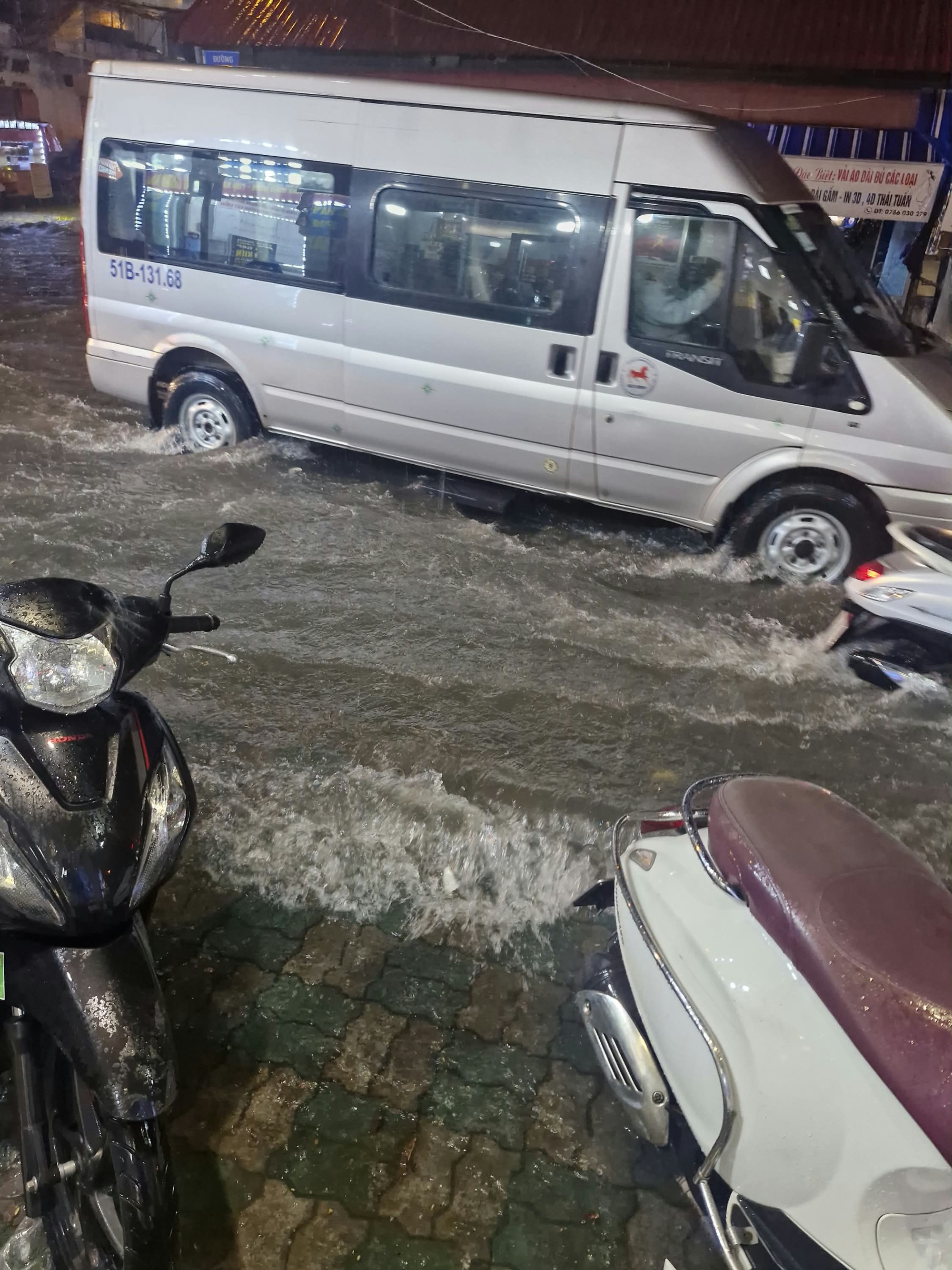 Dân văn phòng ở TP.HCM tối 30/9: Ra về lúc 18h đến 21h vẫn đứng trên đường - Ảnh 9.