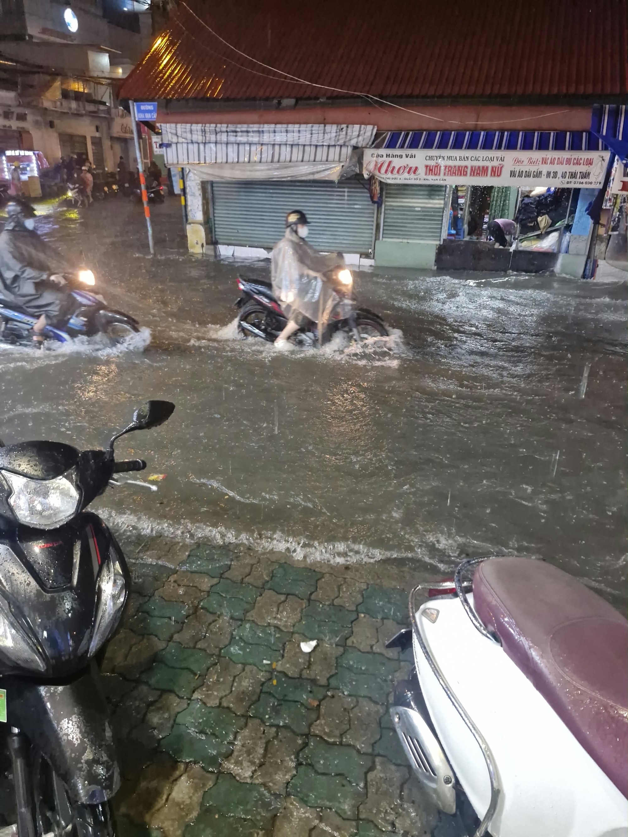 Dân văn phòng ở TP.HCM tối 30/9: Ra về lúc 18h đến 21h vẫn đứng trên đường - Ảnh 8.