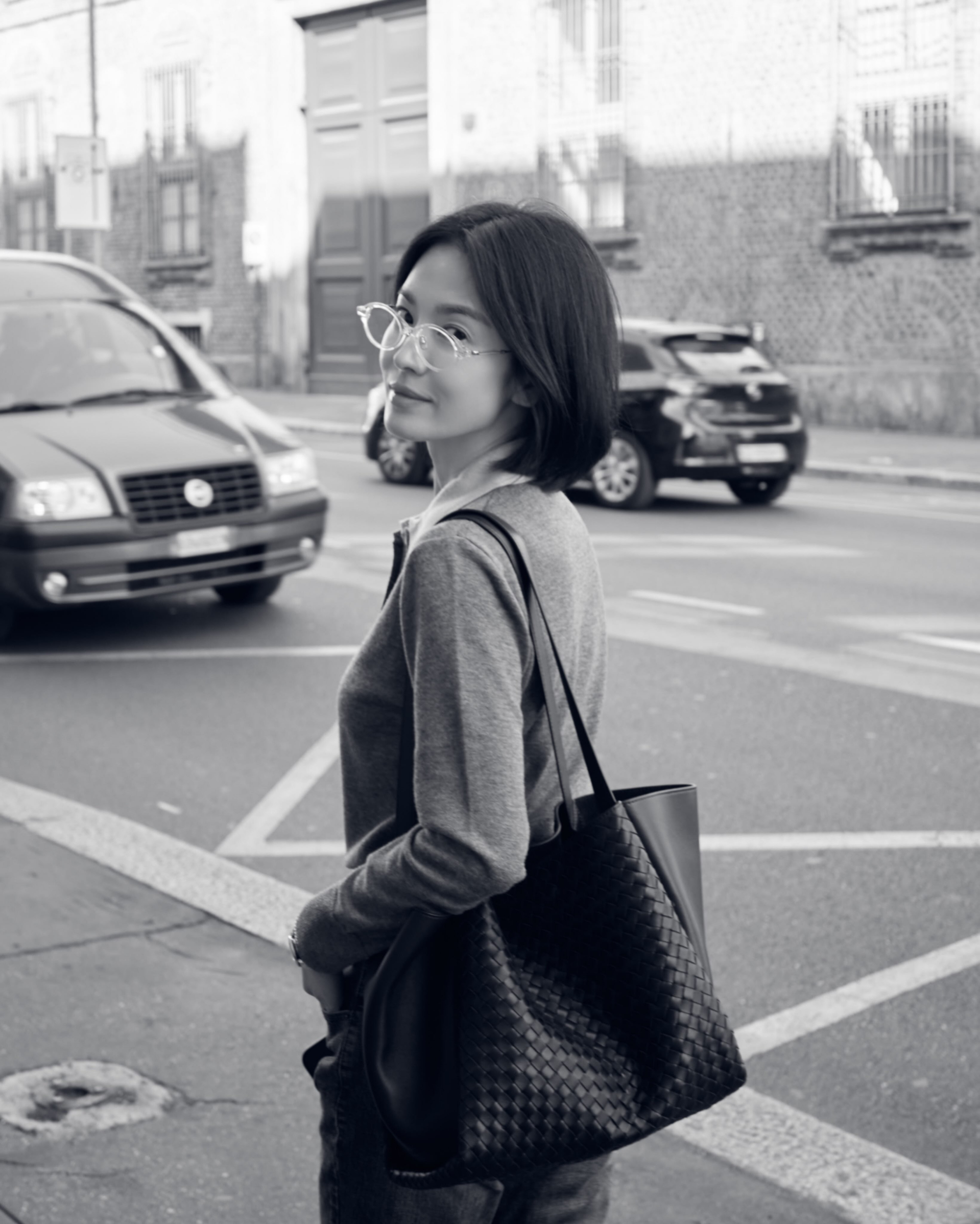 Song Hye Kyo "chảnh qu&aacute;": Đời thường ăn mặc cứ tưởng gi&aacute;o sư, kh&ocirc;ng th&egrave;m hack tuổi- Ảnh 5.