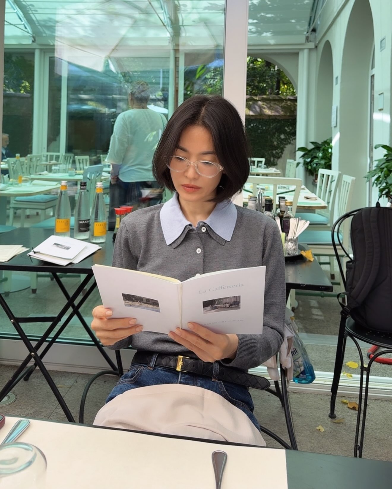 Song Hye Kyo "chảnh qu&aacute;": Đời thường ăn mặc cứ tưởng gi&aacute;o sư, kh&ocirc;ng th&egrave;m hack tuổi- Ảnh 1.