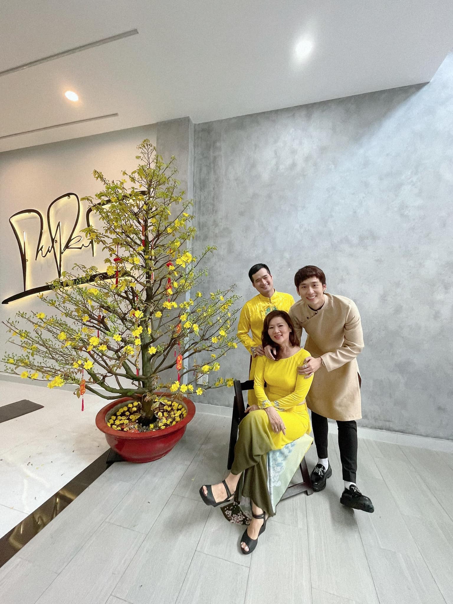Cậu b&eacute; theo mẹ b&aacute;n v&eacute; số, sống trong nh&agrave; 11m2 giờ trở th&agrave;nh nam thần ngh&igrave;n tỷ, đ&oacute;ng 2 phim tranh giải Oscar- Ảnh 5.