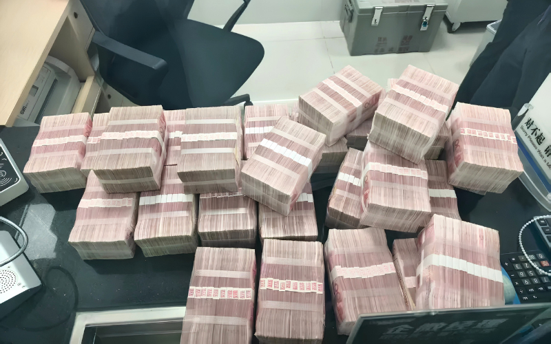 Ra ng&acirc;n h&agrave;ng r&uacute;t 10,8 tỷ đồng tiết kiệm, cặp vợ chồng bị c&ocirc;ng an phong tỏa to&agrave;n bộ số tiền- Ảnh 1.