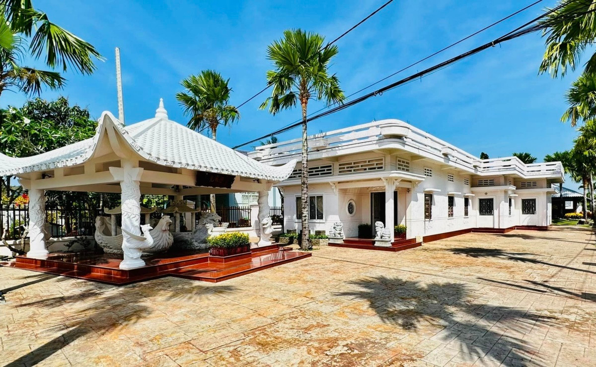 "Vua nhạc miền T&acirc;y" từng vỡ nợ 20 tỷ, nay sở hữu biệt phủ 4.000m&sup2; to nhất nh&igrave; An Giang- Ảnh 2.