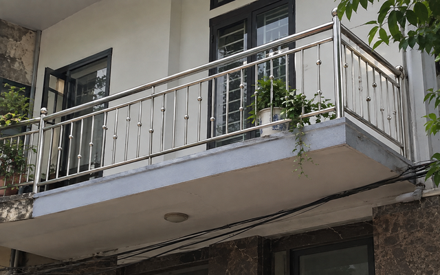 Tại sao ng&agrave;y c&agrave;ng nhiều gia đ&igrave;nh kh&ocirc;ng c&ograve;n l&agrave;m lan can inox? 2 vật liệu mới gi&uacute;p mặt tiền tho&aacute;ng, đẹp, hiện đại hơn- Ảnh 1.