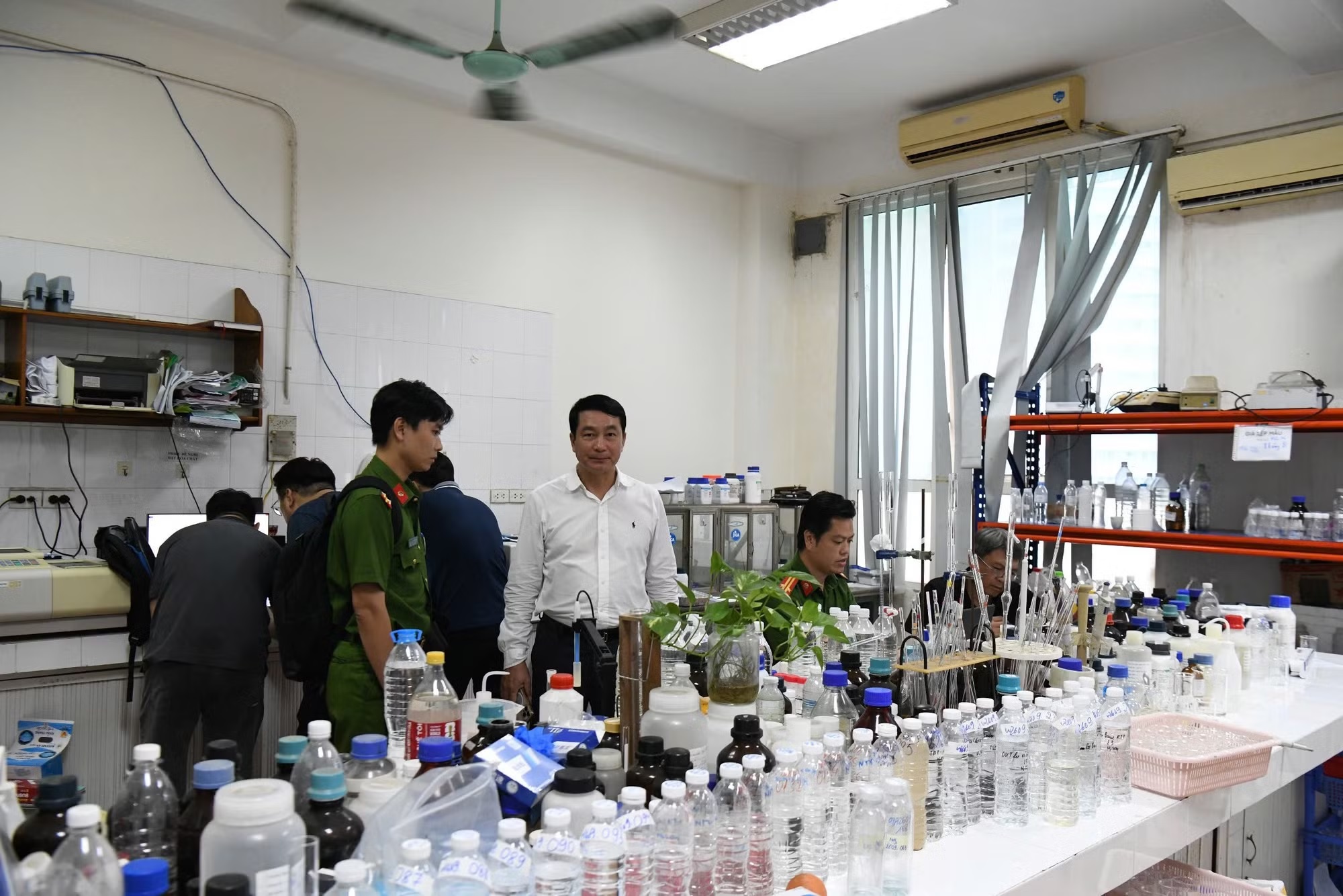 Khởi tố 28 bị can l&agrave; l&atilde;nh đạo, c&aacute;n bộ, nh&acirc;n vi&ecirc;n thuộc 4 viện, trung t&acirc;m m&ocirc;i trường, an to&agrave;n vệ sinh lao động- Ảnh 1.