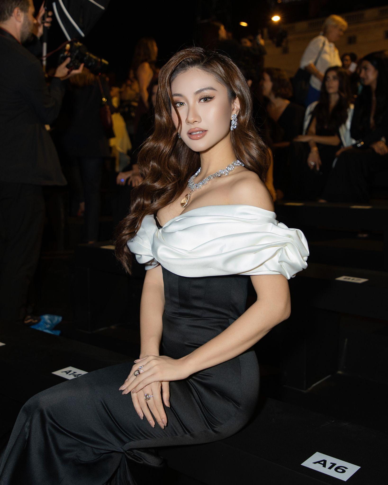 Si&ecirc;u mẫu Lan Khu&ecirc; c&ugrave;ng Hoa hậu Nguyễn Ho&agrave;ng Phương Linh mang tinh thần Ch&iacute;nh Nữ đến Le D&eacute;fil&eacute; L&rsquo;Or&eacute;al Paris - Ảnh 8.