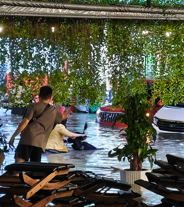 Dân văn phòng ở TP.HCM tối 30/9: Ra về lúc 18h đến 21h vẫn đứng trên đường - Ảnh 4.