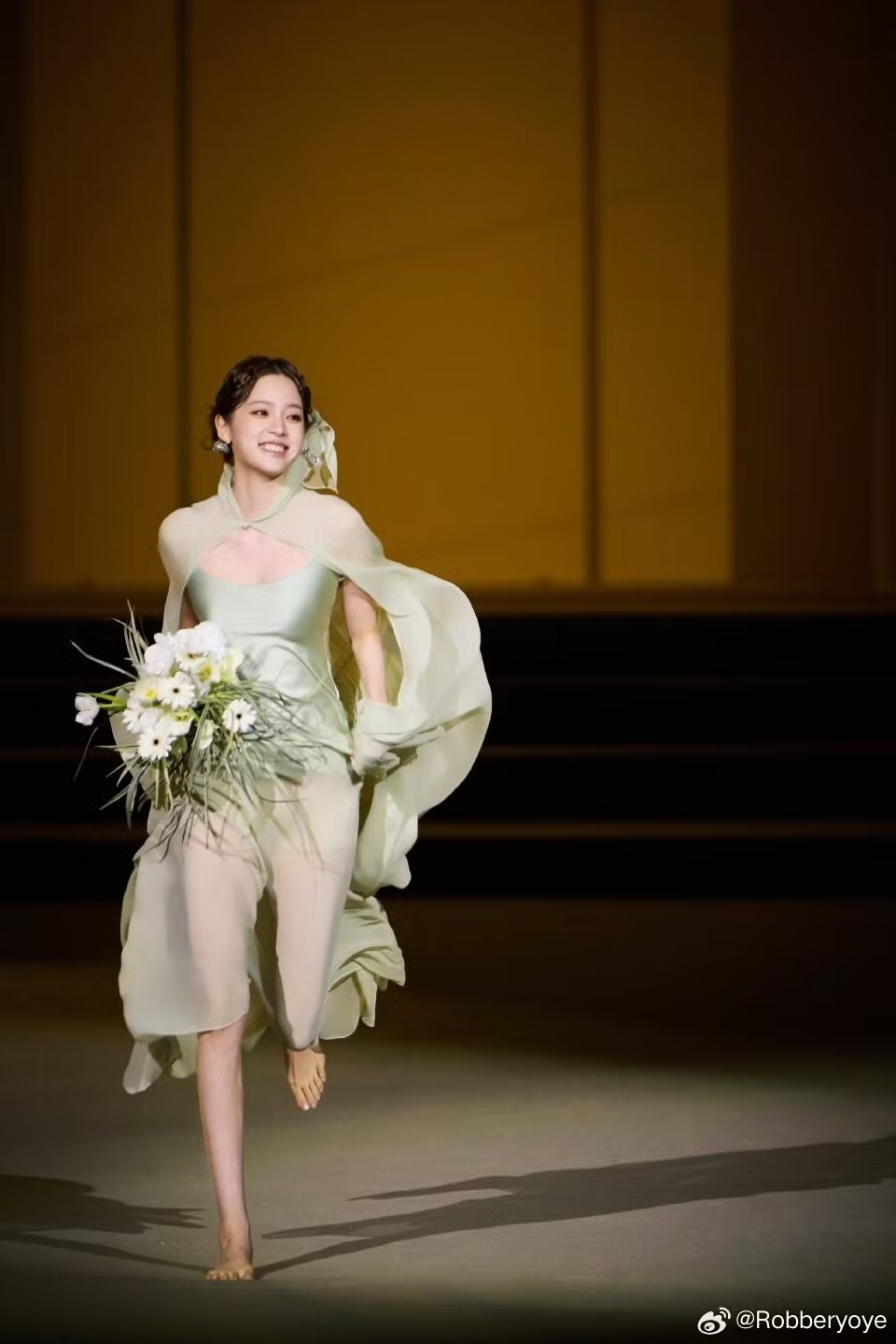 Ti&ecirc;n nữ chạy ch&acirc;n trần tr&ecirc;n thảm đỏ khiến cả showbiz rung động: Nhan sắc như tranh thủy mặc, gu ăn mặc n&acirc;ng tầm vẻ đẹp trời ban - Ảnh 2.
