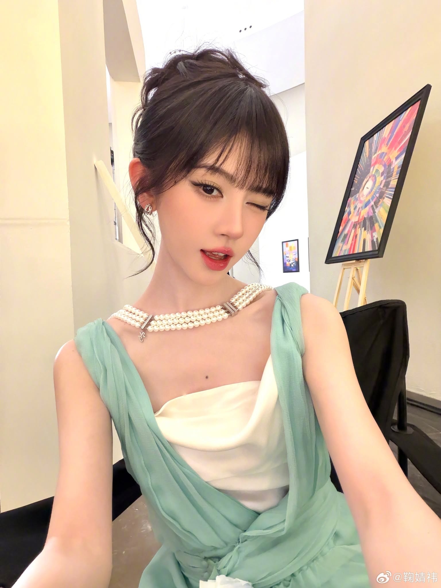Viral mỹ nh&acirc;n chỉ cao 1m45 giữa triển l&atilde;m nghệ thuật: Visual sang xịn vạn vật đều thua, đ&acirc;y mới l&agrave; bức tranh đẹp nhất- Ảnh 2.