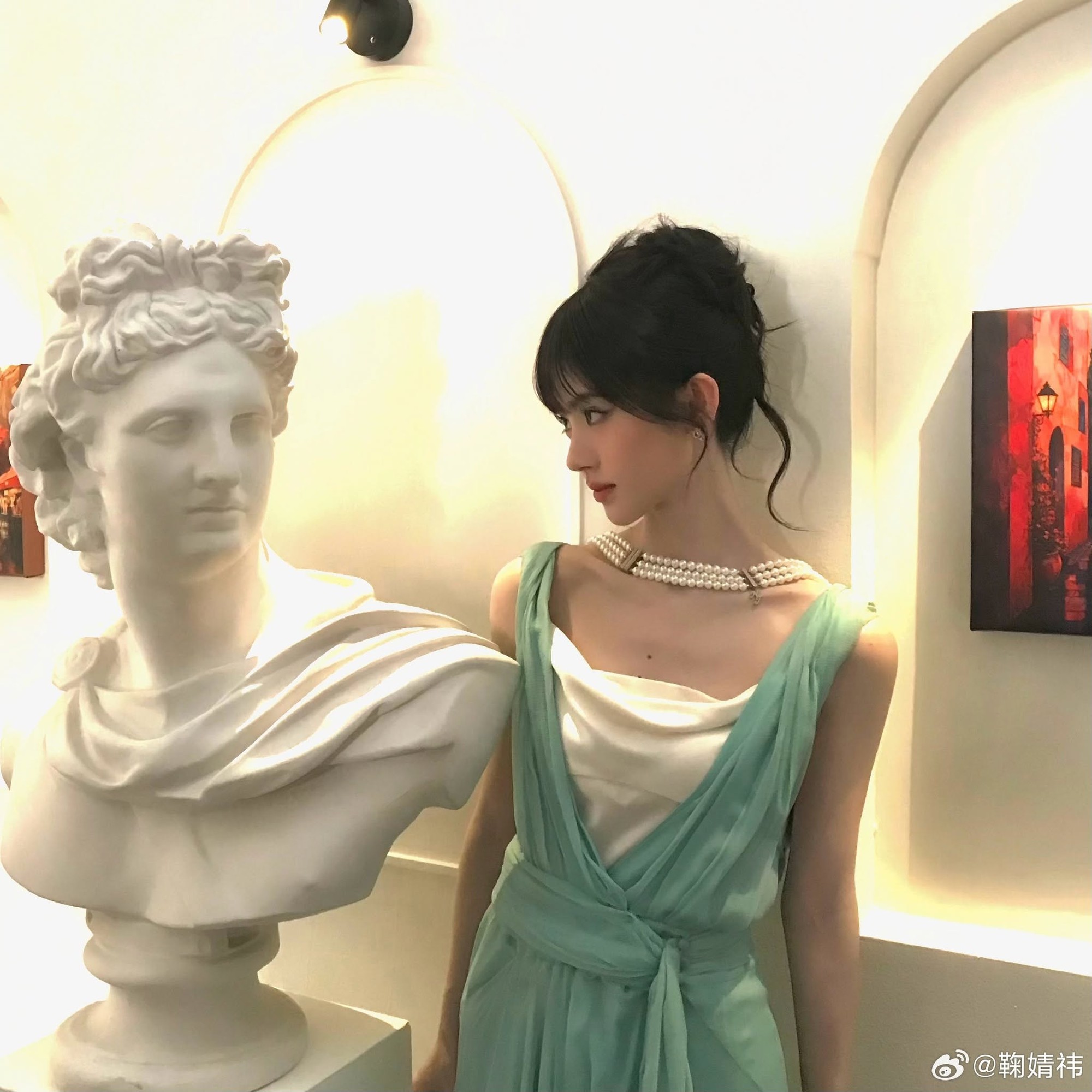 Viral mỹ nh&acirc;n chỉ cao 1m45 giữa triển l&atilde;m nghệ thuật: Visual sang xịn vạn vật đều thua, đ&acirc;y mới l&agrave; bức tranh đẹp nhất- Ảnh 4.