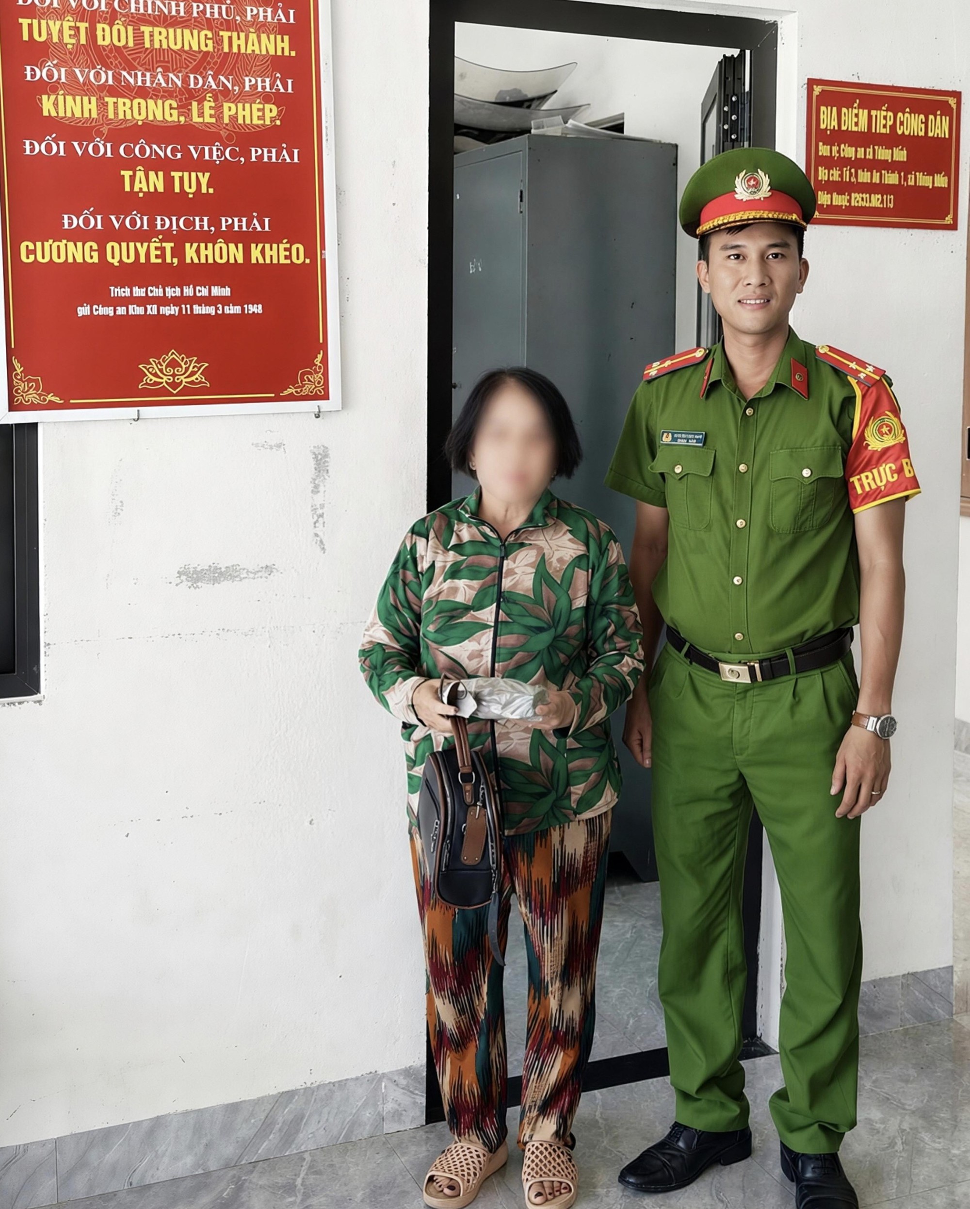 Người phụ nữ bán vàng lấy 159 triệu đồng rồi nhanh chóng đến ngân hàng chuyển khoản: Công an tiến hành kiểm tra, xác minh - Ảnh 1.