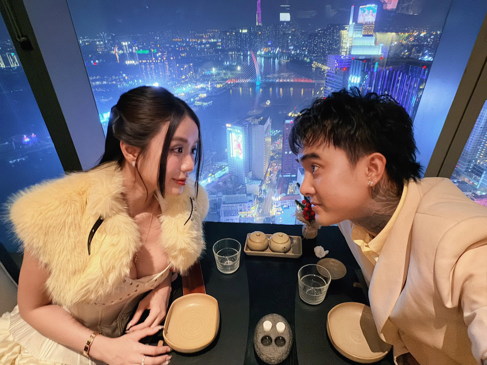 Mẹ đơn th&acirc;n 2 con được ca sĩ Việt y&ecirc;u say đắm, cắt m&aacute;u thề nguyện trong ng&agrave;y về chung một nh&agrave;- Ảnh 1.