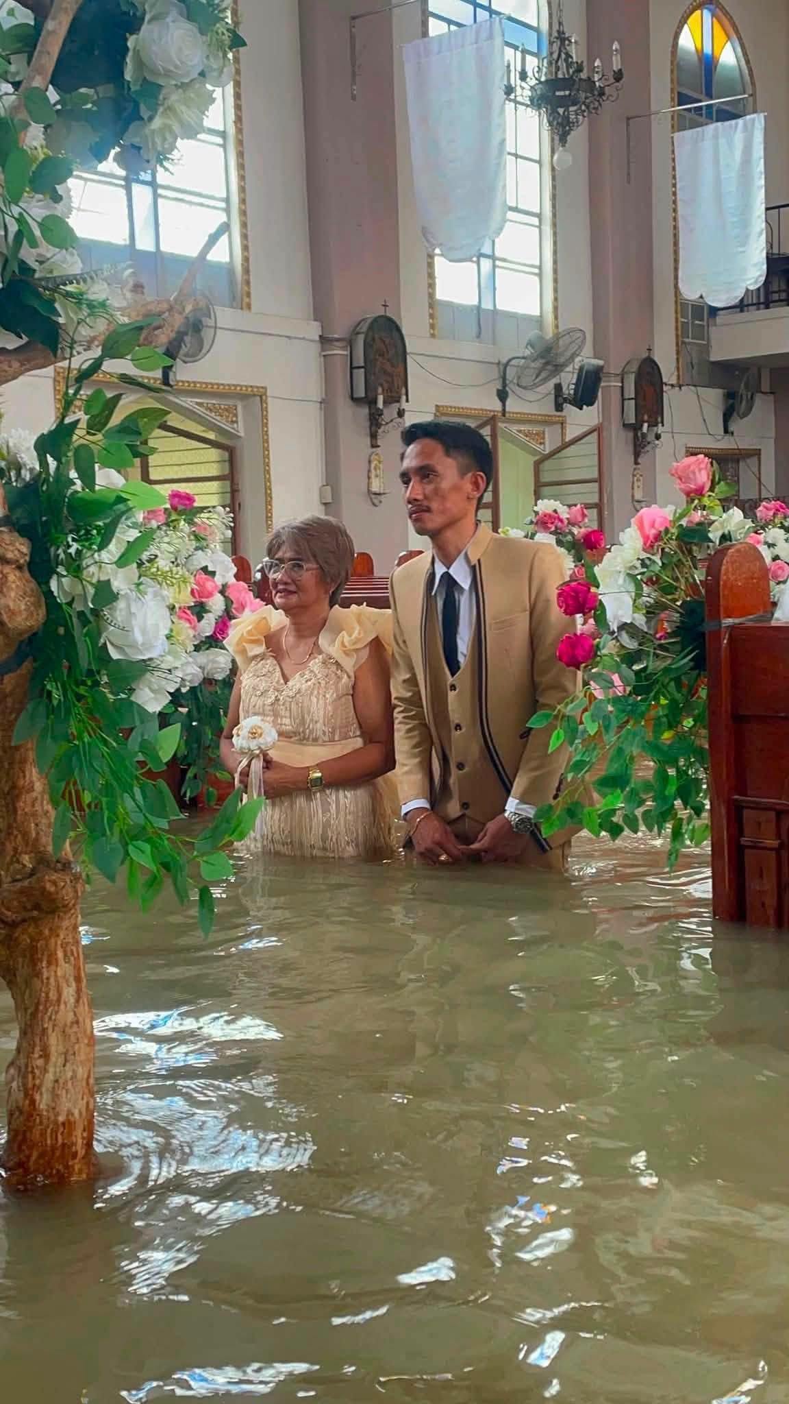 Nhà thờ ngập đến eo, cô dâu vẫn quyết mặc váy cưới lội nước bước vào lễ đường- Ảnh 4.