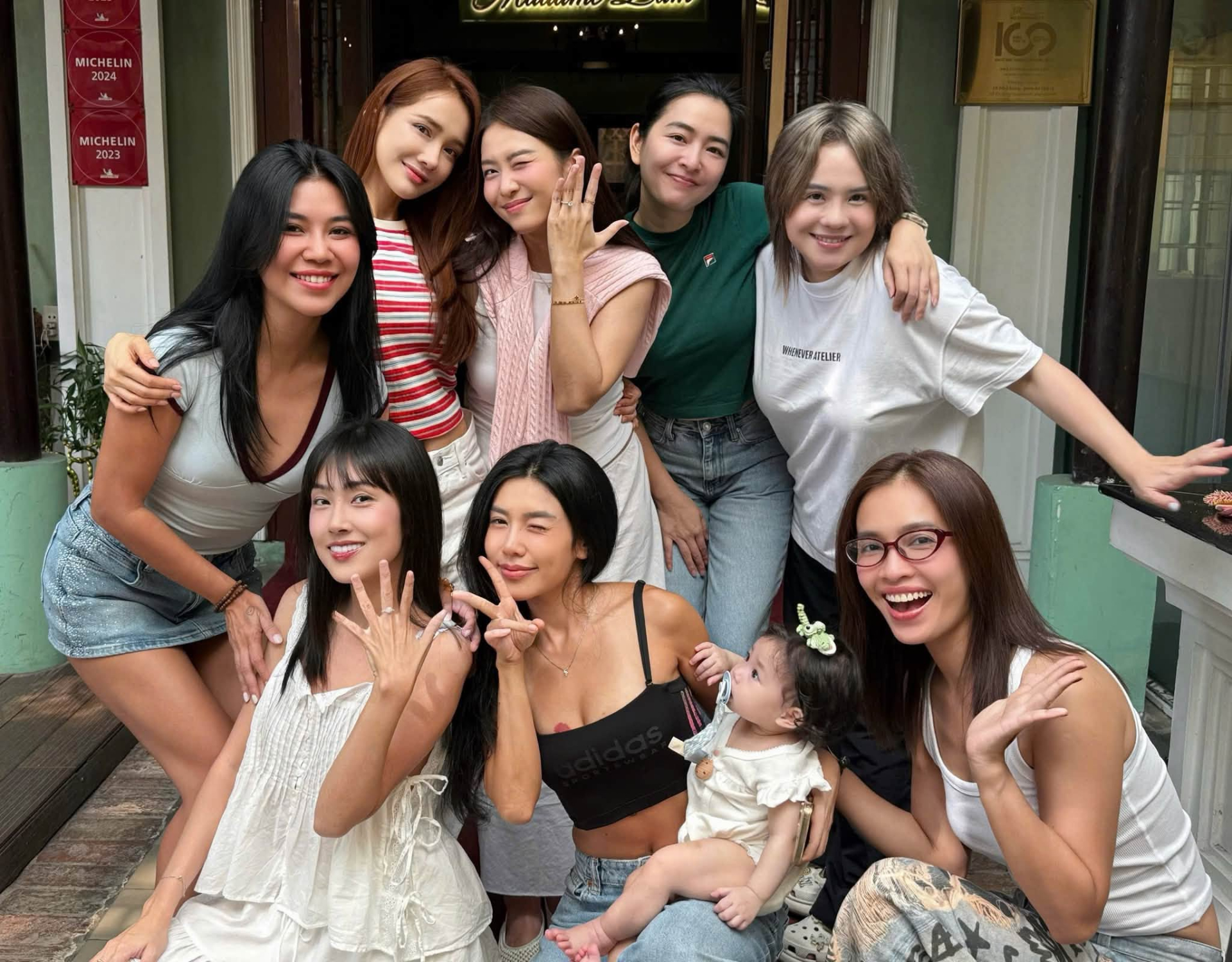 H&eacute; lộ d&agrave;n ph&ugrave; d&acirc;u trong đ&aacute;m cưới Khả Ng&acirc;n: To&agrave;n ca sĩ - diễn vi&ecirc;n nổi tiếng của Vbiz!- Ảnh 1.