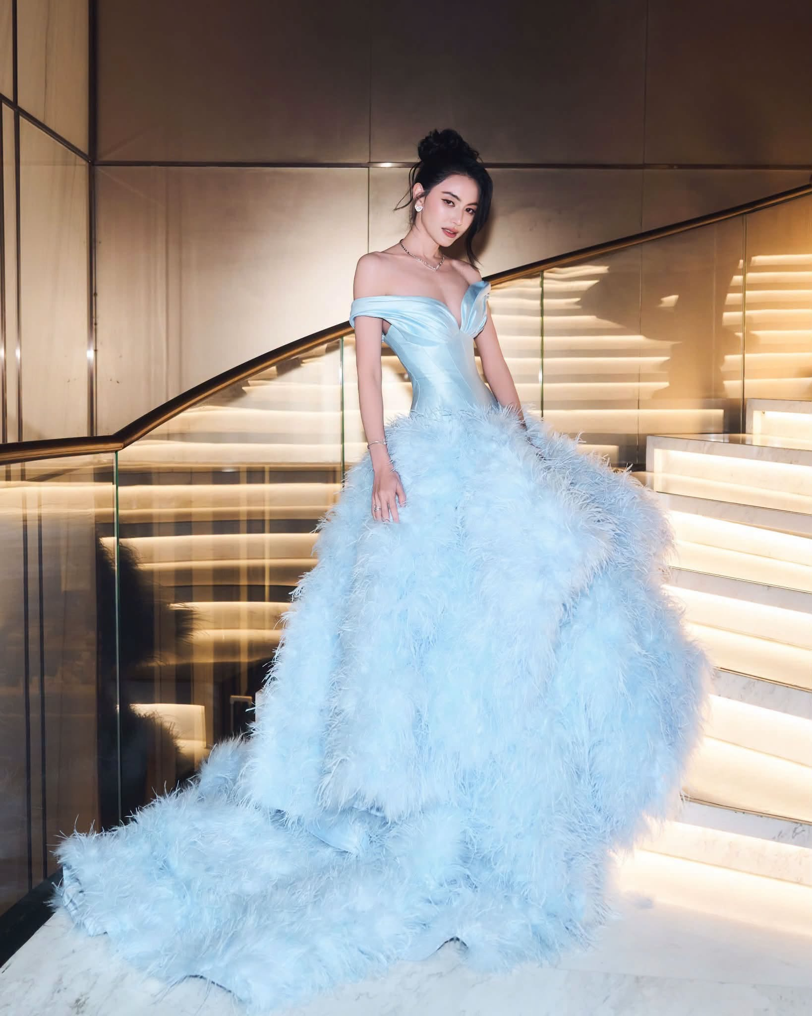 Vạn vật đều thua "ma nữ đẹp nhất Th&aacute;i Lan" Mai Davika khi diện v&aacute;y của NTK Việt, c&ugrave;ng chồng ph&aacute;t cẩu lương rợp trời tại sự kiện- Ảnh 2.