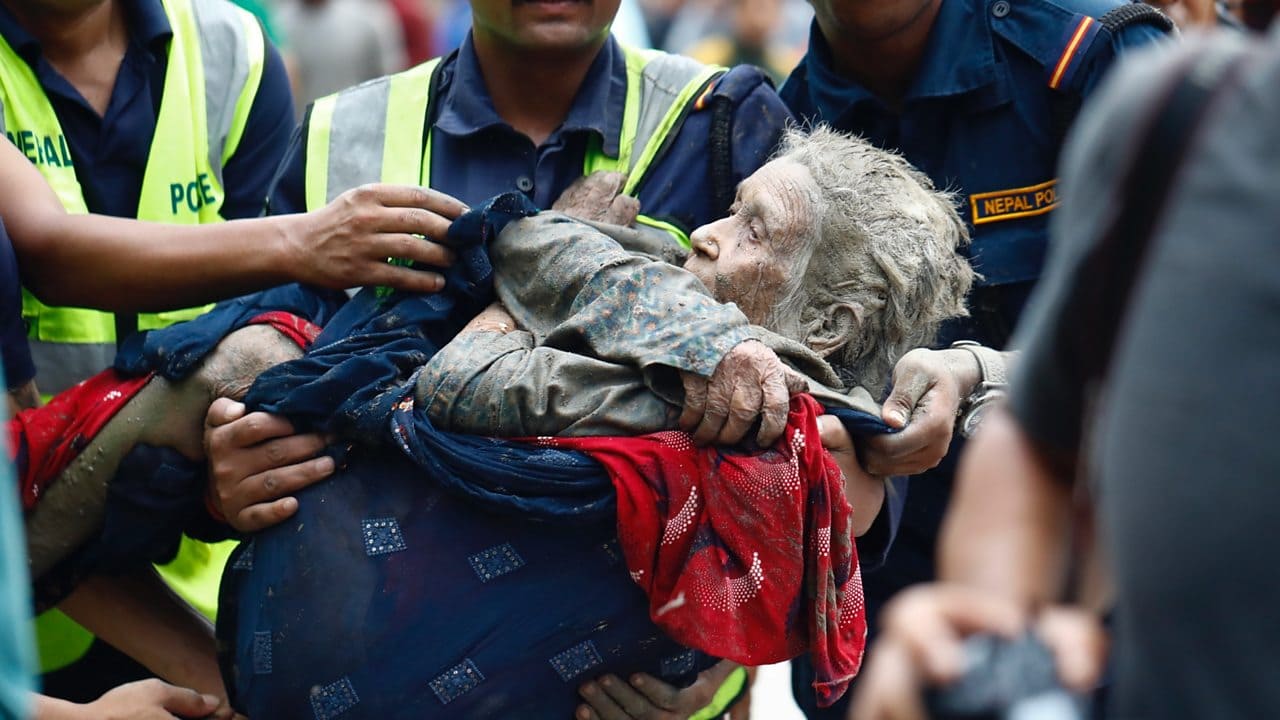 Đây là gương mặt đại diện cho trận lũ quét ở Nepal: Từ một “cô dâu 8 tuổi” đến “chiến binh 97 tuổi” - Ảnh 2.