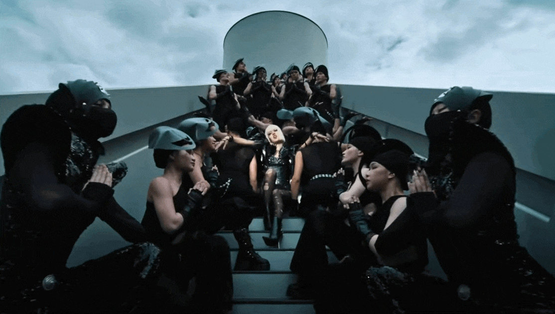 Lisa (BLACKPINK) lại kiệm vải hết nấc, biến Bangkok th&agrave;nh s&agrave;n diễn triệu đ&ocirc;- Ảnh 1.