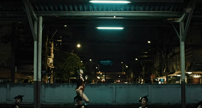 Lisa (BLACKPINK) lại kiệm vải hết nấc, biến Bangkok th&agrave;nh s&agrave;n diễn triệu đ&ocirc;- Ảnh 5.