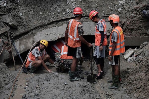 Hơn 600 c&ocirc;ng nh&acirc;n Nepal vẫn mất t&iacute;ch sau lũ qu&eacute;t,&nbsp;người sống s&oacute;t bật kh&oacute;c kể cảnh tượng &aacute;m ảnh dưới đường hầm- Ảnh 1.