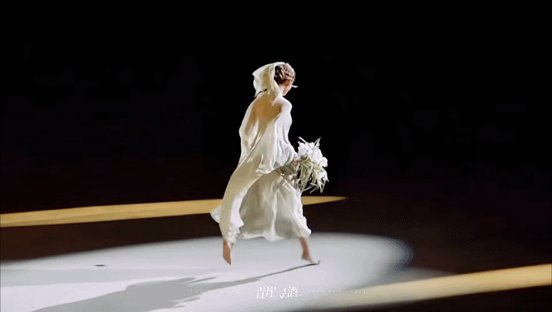 Ti&ecirc;n nữ chạy ch&acirc;n trần tr&ecirc;n thảm đỏ khiến cả showbiz rung động: Nhan sắc như tranh thủy mặc, gu ăn mặc n&acirc;ng tầm vẻ đẹp trời ban - Ảnh 1.