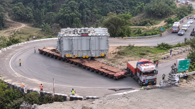 Ph&aacute;t hiện khối kim loại nặng 250 tấn được vận chuyển bằng đo&agrave;n xe hộ tống, đi qu&atilde;ng đường gần 2.000 km để thực hiện nhiệm vụ đặc biệt- Ảnh 1.