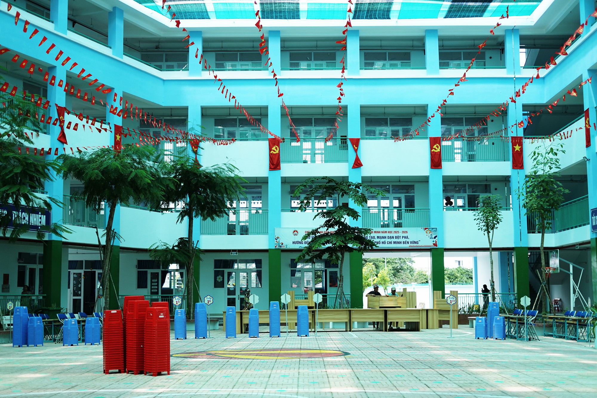 Kh&ocirc;ng kh&iacute; rộn r&agrave;ng trước ng&agrave;y khai giảng đầu ti&ecirc;n của ng&ocirc;i trường đặc biệt tr&ecirc;n nền nghĩa trang B&igrave;nh Hưng H&ograve;a- Ảnh 11.