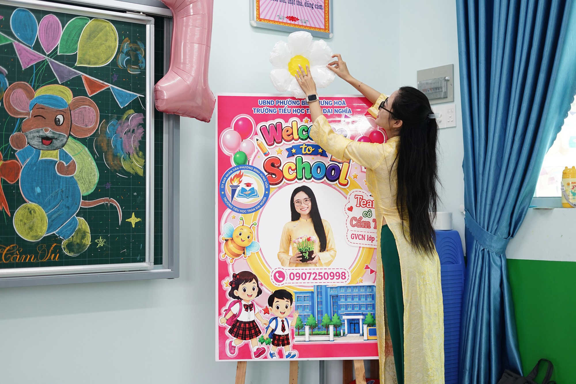 Kh&ocirc;ng kh&iacute; rộn r&agrave;ng trước ng&agrave;y khai giảng đầu ti&ecirc;n của ng&ocirc;i trường đặc biệt tr&ecirc;n nền nghĩa trang B&igrave;nh Hưng H&ograve;a- Ảnh 8.