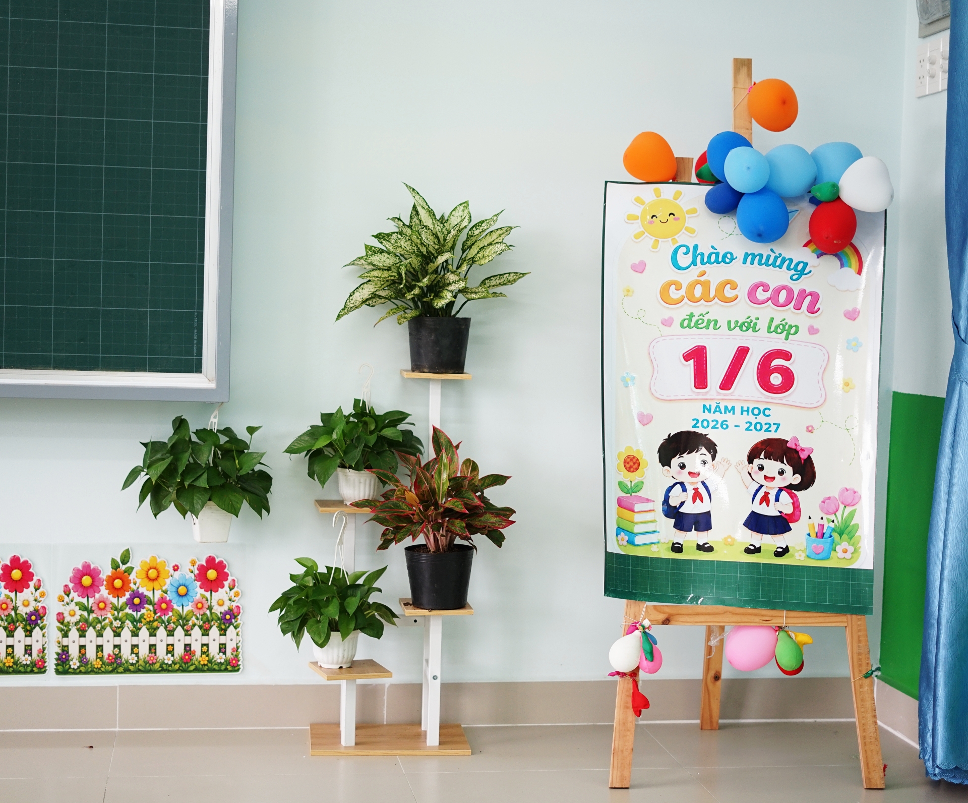 Kh&ocirc;ng kh&iacute; rộn r&agrave;ng trước ng&agrave;y khai giảng đầu ti&ecirc;n của ng&ocirc;i trường đặc biệt tr&ecirc;n nền nghĩa trang B&igrave;nh Hưng H&ograve;a- Ảnh 13.