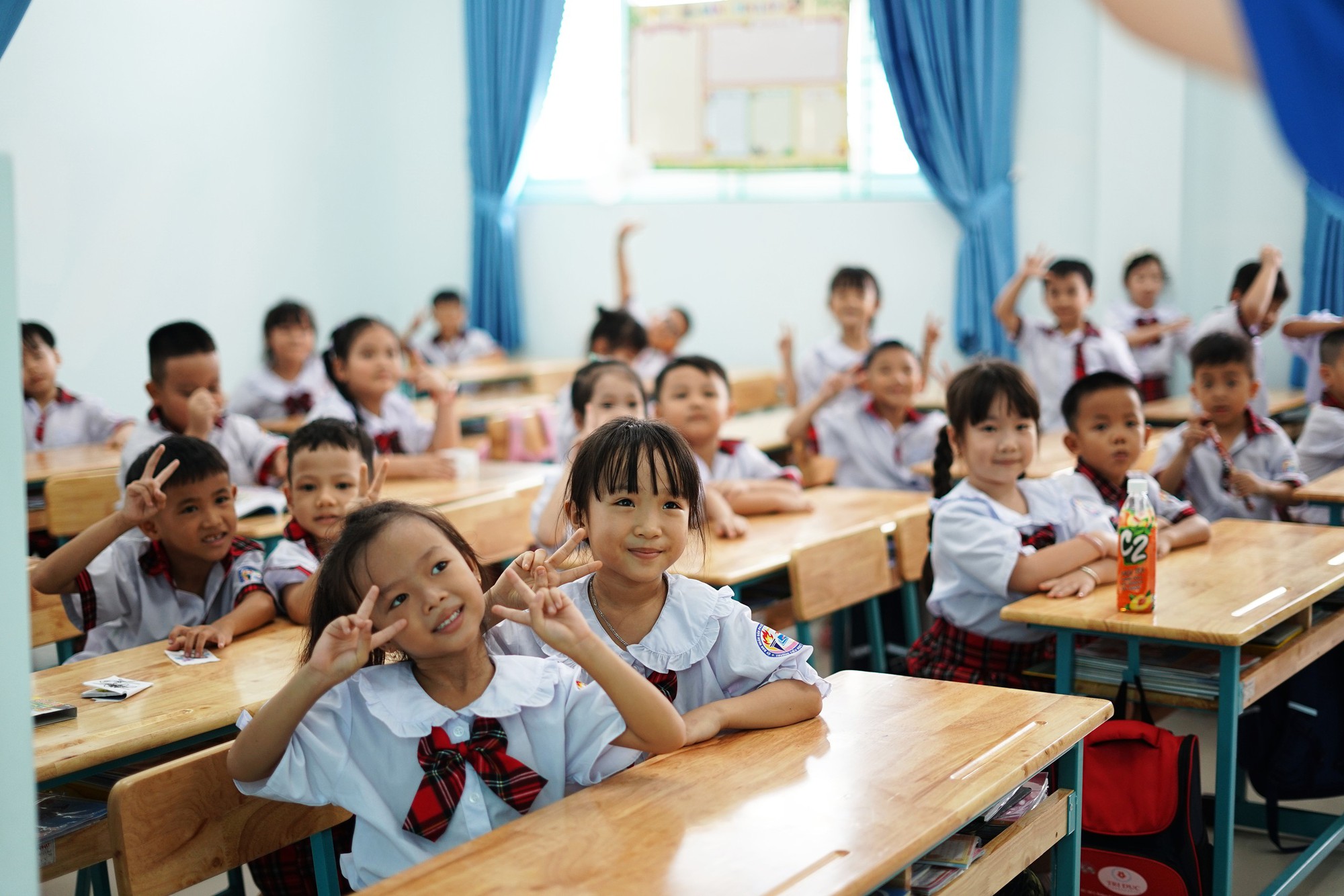 Kh&ocirc;ng kh&iacute; rộn r&agrave;ng trước ng&agrave;y khai giảng đầu ti&ecirc;n của ng&ocirc;i trường đặc biệt tr&ecirc;n nền nghĩa trang B&igrave;nh Hưng H&ograve;a- Ảnh 5.