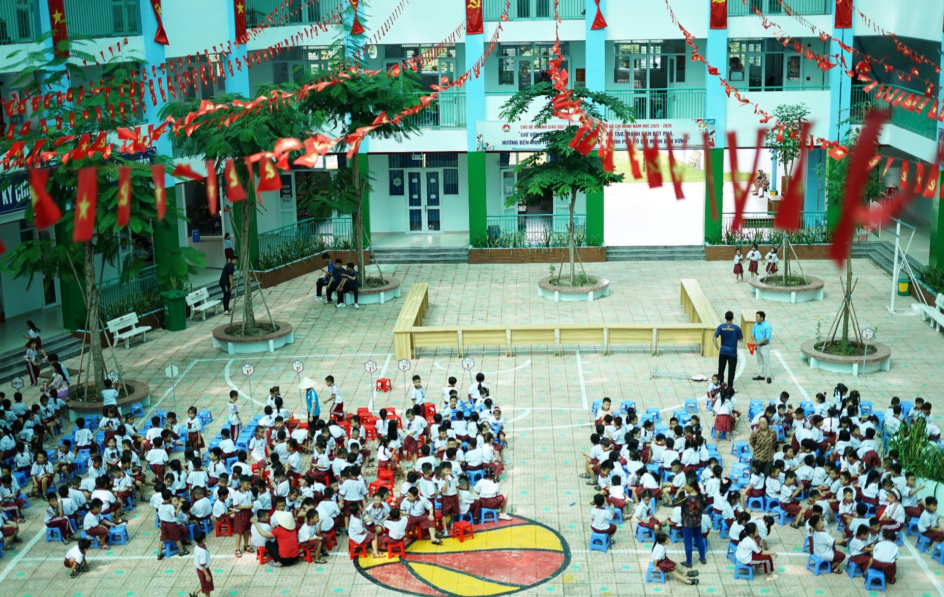 Kh&ocirc;ng kh&iacute; rộn r&agrave;ng trước ng&agrave;y khai giảng đầu ti&ecirc;n của ng&ocirc;i trường đặc biệt tr&ecirc;n nền nghĩa trang B&igrave;nh Hưng H&ograve;a- Ảnh 15.