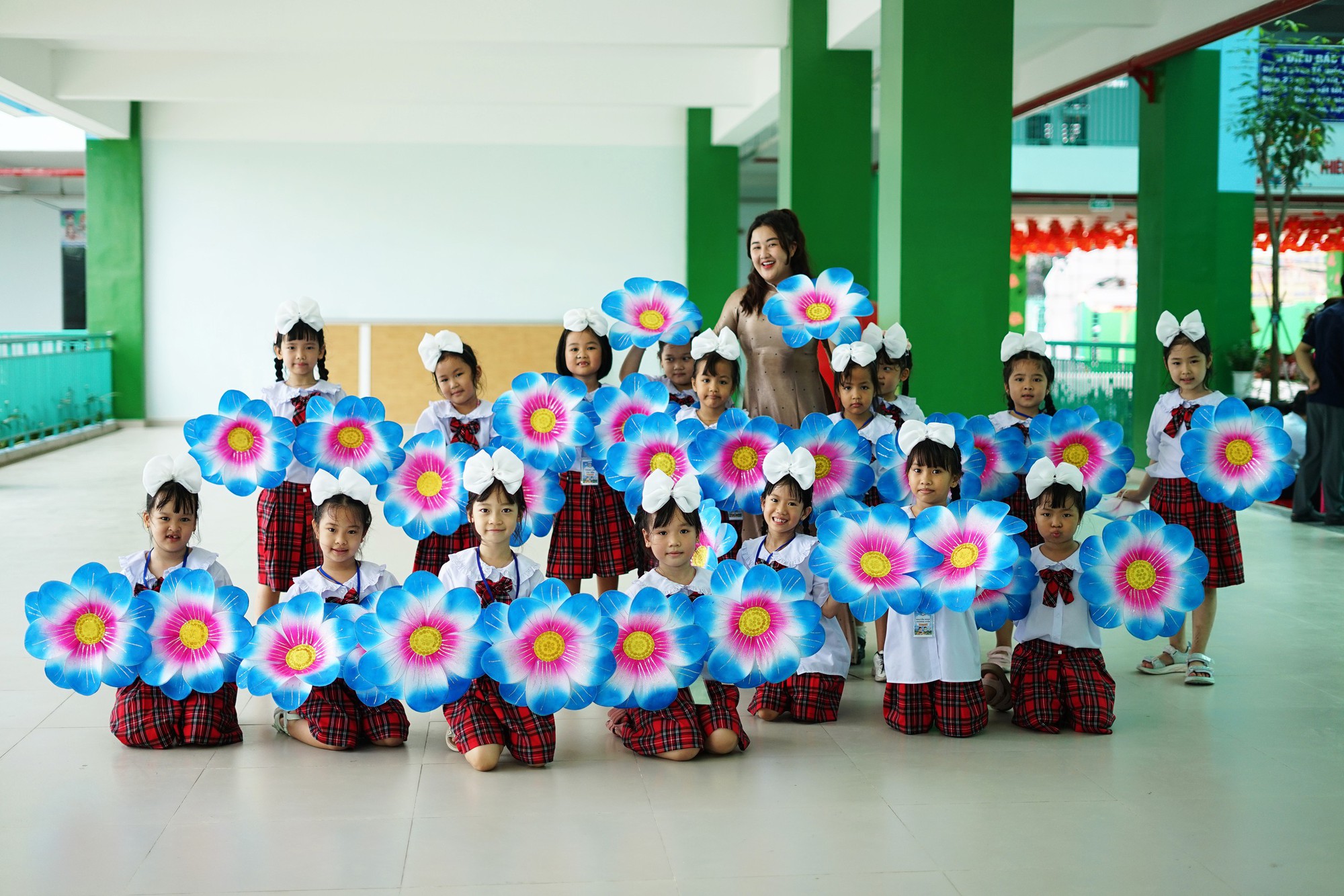 Kh&ocirc;ng kh&iacute; rộn r&agrave;ng trước ng&agrave;y khai giảng đầu ti&ecirc;n của ng&ocirc;i trường đặc biệt tr&ecirc;n nền nghĩa trang B&igrave;nh Hưng H&ograve;a- Ảnh 9.