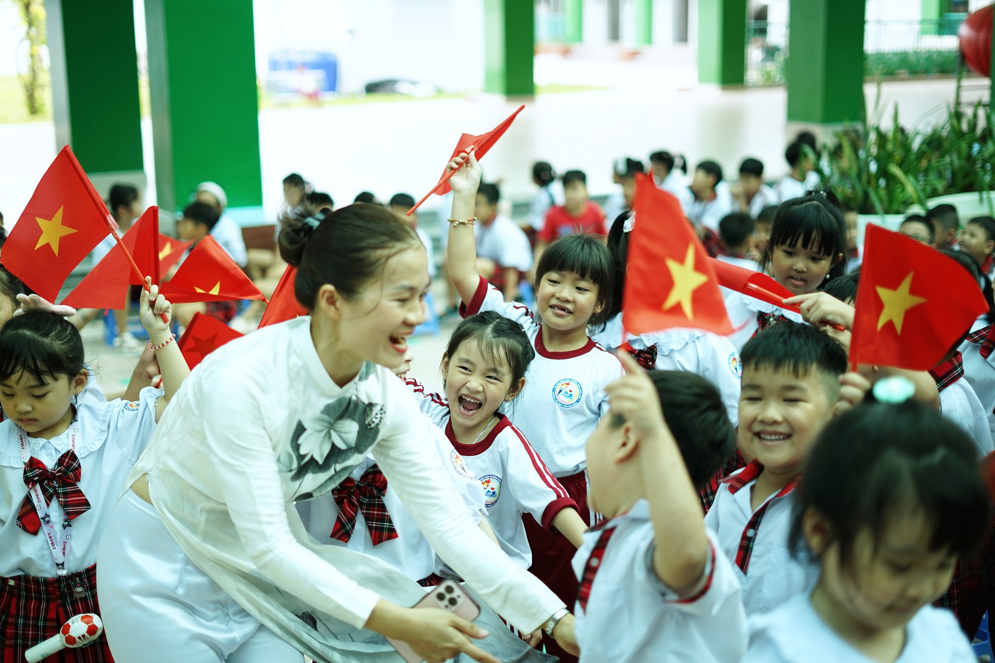 Kh&ocirc;ng kh&iacute; rộn r&agrave;ng trước ng&agrave;y khai giảng đầu ti&ecirc;n của ng&ocirc;i trường đặc biệt tr&ecirc;n nền nghĩa trang B&igrave;nh Hưng H&ograve;a- Ảnh 6.