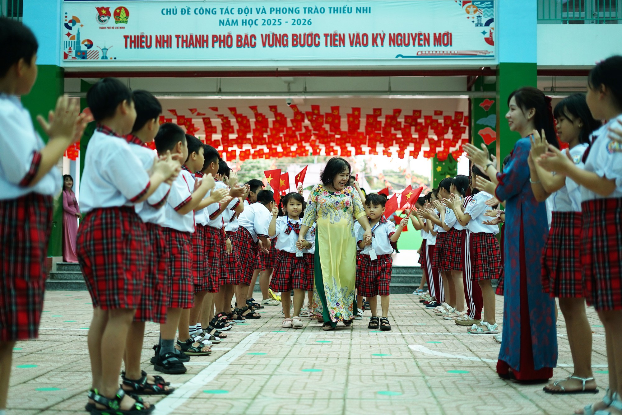 Kh&ocirc;ng kh&iacute; rộn r&agrave;ng trước ng&agrave;y khai giảng đầu ti&ecirc;n của ng&ocirc;i trường đặc biệt tr&ecirc;n nền nghĩa trang B&igrave;nh Hưng H&ograve;a- Ảnh 2.