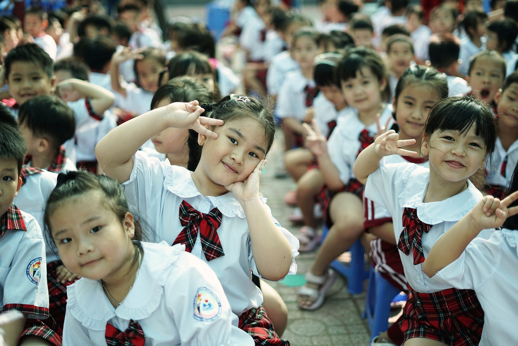 Kh&ocirc;ng kh&iacute; rộn r&agrave;ng trước ng&agrave;y khai giảng đầu ti&ecirc;n của ng&ocirc;i trường đặc biệt tr&ecirc;n nền nghĩa trang B&igrave;nh Hưng H&ograve;a- Ảnh 4.