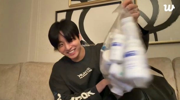 Jungkook tiết lộ uống hàng chục loại thuốc, người hâm mộ lo lắng - Ảnh 2.