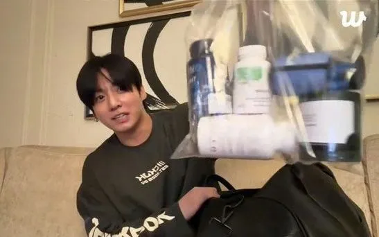 Jungkook tiết lộ uống hàng chục loại thuốc, người hâm mộ lo lắng - Ảnh 1.