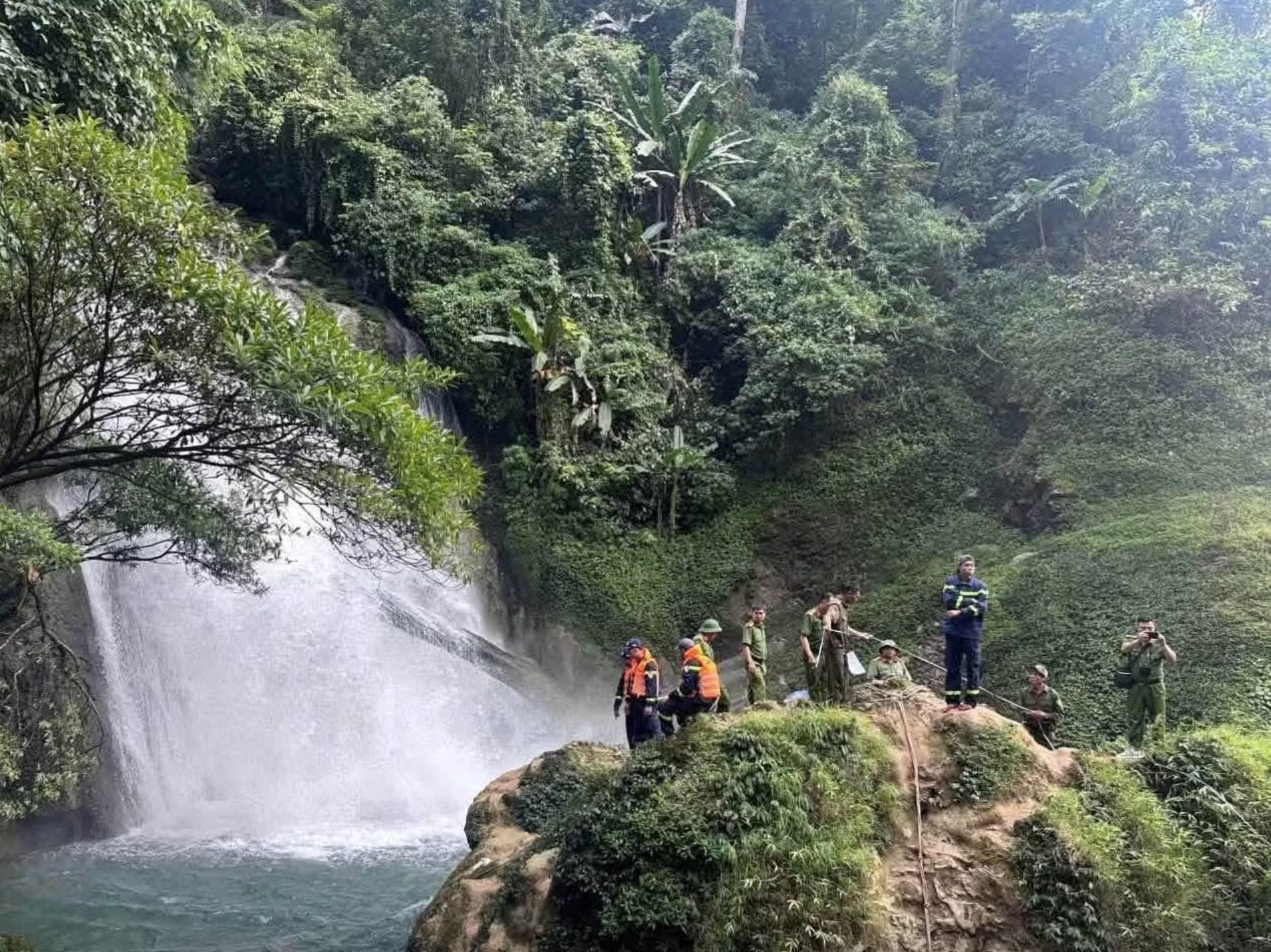Nam thanh ni&ecirc;n 30 tuổi bị nước cuốn tr&ocirc;i khi tắm th&aacute;c ở Tuy&ecirc;n Quang: T&igrave;m thấy thi thể sau 2 ng&agrave;y- Ảnh 1.