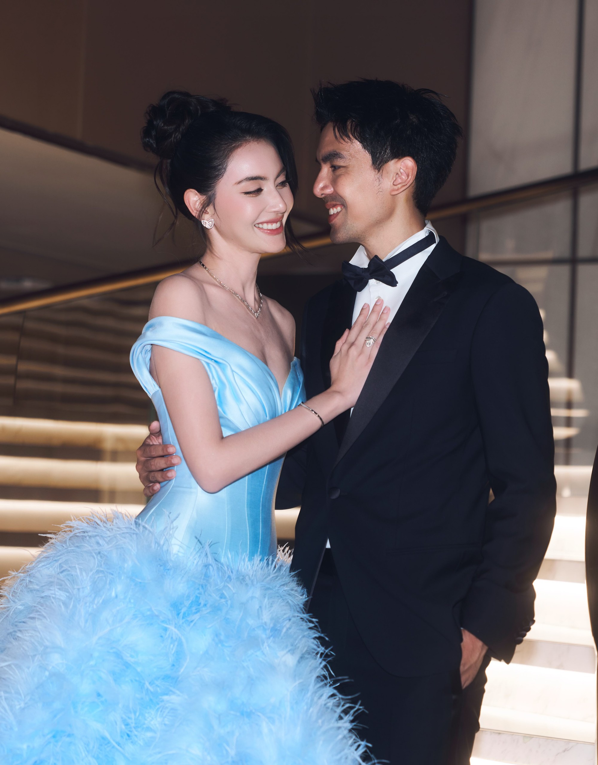 Vạn vật đều thua "ma nữ đẹp nhất Th&aacute;i Lan" Mai Davika khi diện v&aacute;y của NTK Việt, c&ugrave;ng chồng ph&aacute;t cẩu lương rợp trời tại sự kiện- Ảnh 6.