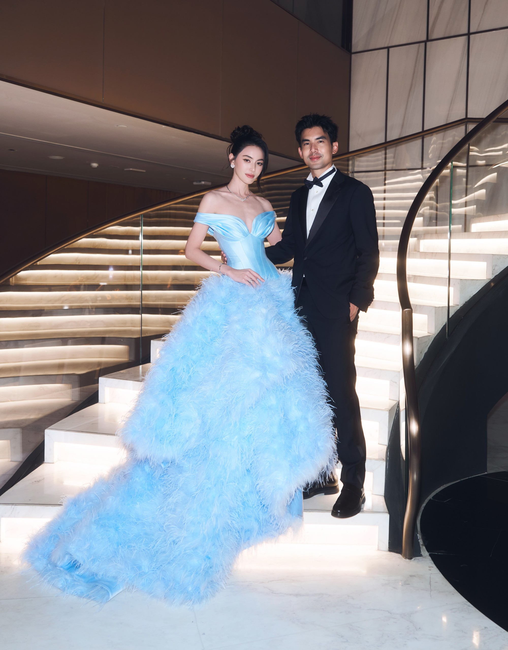 Vạn vật đều thua "ma nữ đẹp nhất Th&aacute;i Lan" Mai Davika khi diện v&aacute;y của NTK Việt, c&ugrave;ng chồng ph&aacute;t cẩu lương rợp trời tại sự kiện- Ảnh 7.