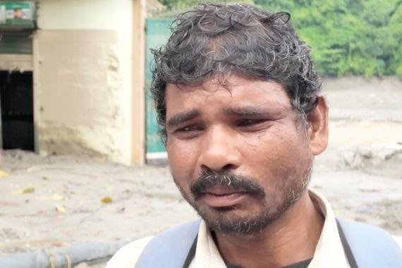 Người cha Nepal vay 339.000 đồng, đi bộ nhiều ngày tìm con trai mất tích sau trận lũ dữ- Ảnh 1.