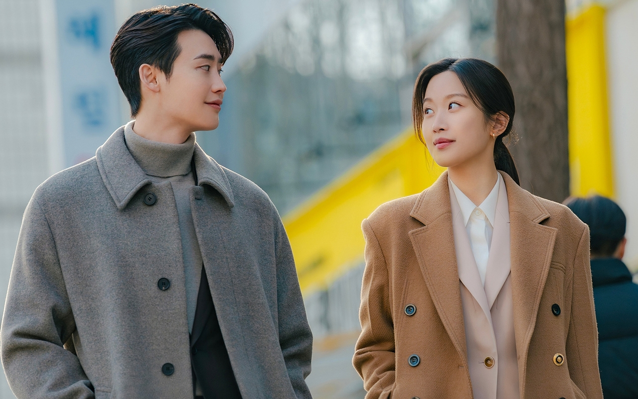 Vừa chia tay IU, Lee Jong Suk và "tiểu tam tin đồn" Moon Ga Young liền hẹn hò ở sự kiện lớn, hiên ngang khoe tín vật tình yêu- Ảnh 2.