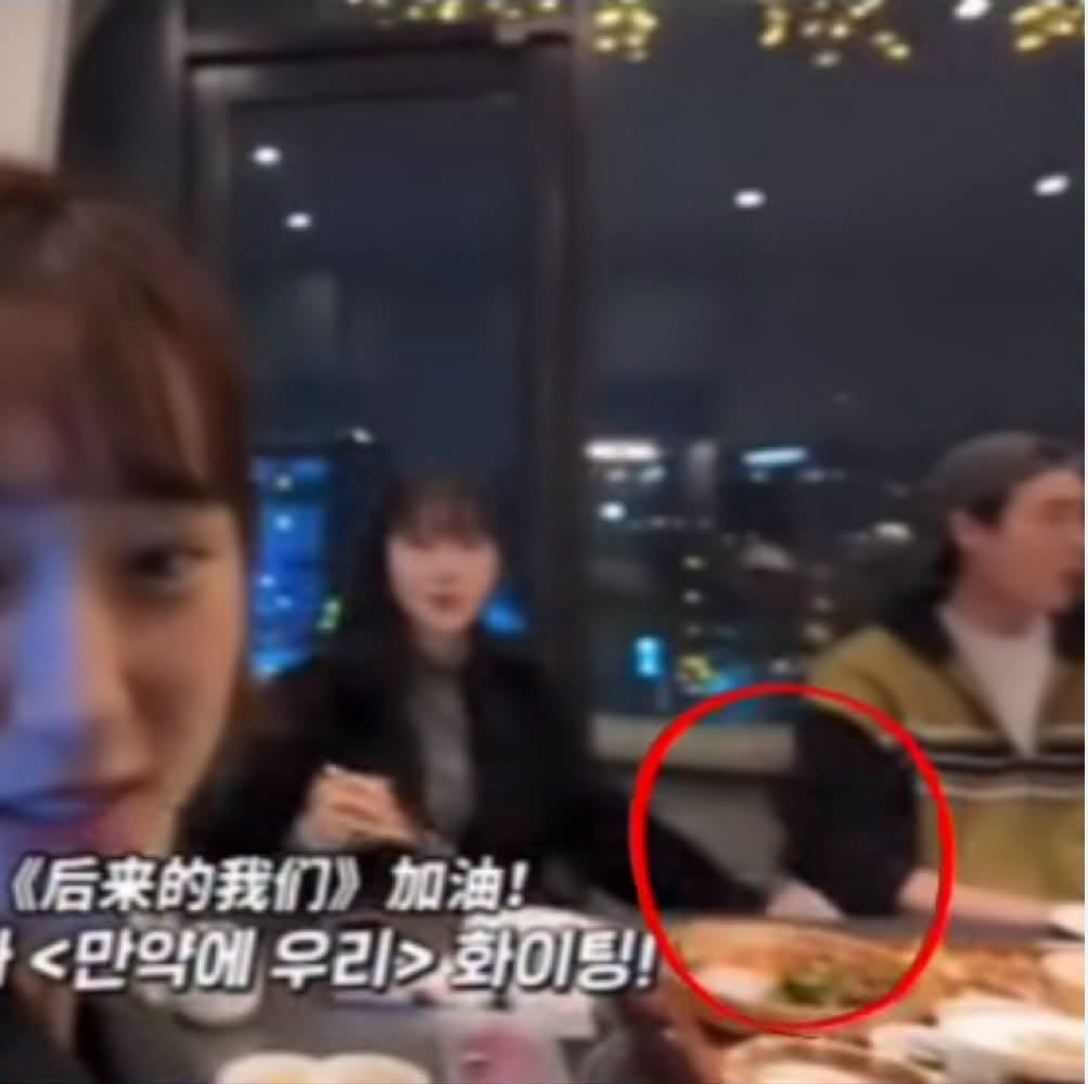 Vừa chia tay IU, Lee Jong Suk và "tiểu tam tin đồn" Moon Ga Young liền hẹn hò ở sự kiện lớn, hiên ngang khoe tín vật tình yêu- Ảnh 3.
