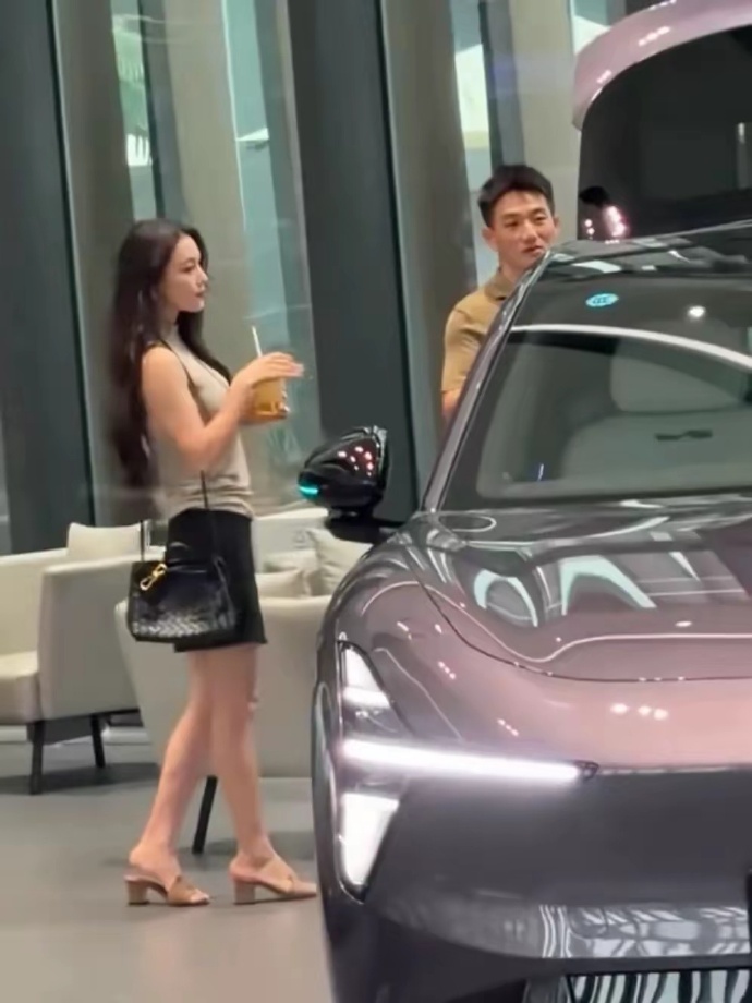 "T&oacute;m gọn" mỹ nh&acirc;n showbiz d&aacute;t đồ hiệu, c&ugrave;ng chồng sĩ quan đặc c&ocirc;ng đi sắm &ocirc;t&ocirc; mới hơn nửa tỷ đồng- Ảnh 1.