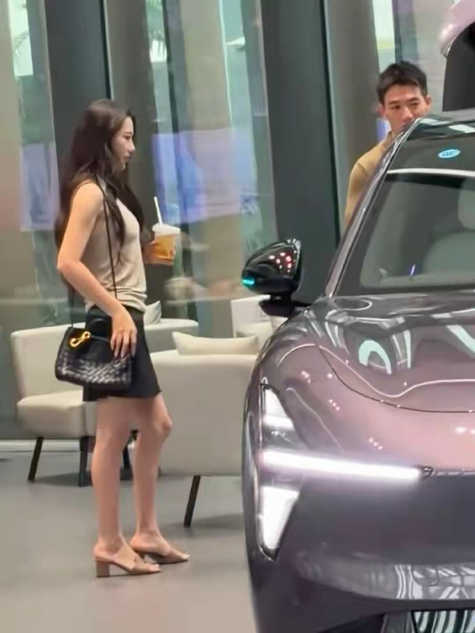 "T&oacute;m gọn" mỹ nh&acirc;n showbiz d&aacute;t đồ hiệu, c&ugrave;ng chồng sĩ quan đặc c&ocirc;ng đi sắm &ocirc;t&ocirc; mới hơn nửa tỷ đồng- Ảnh 2.