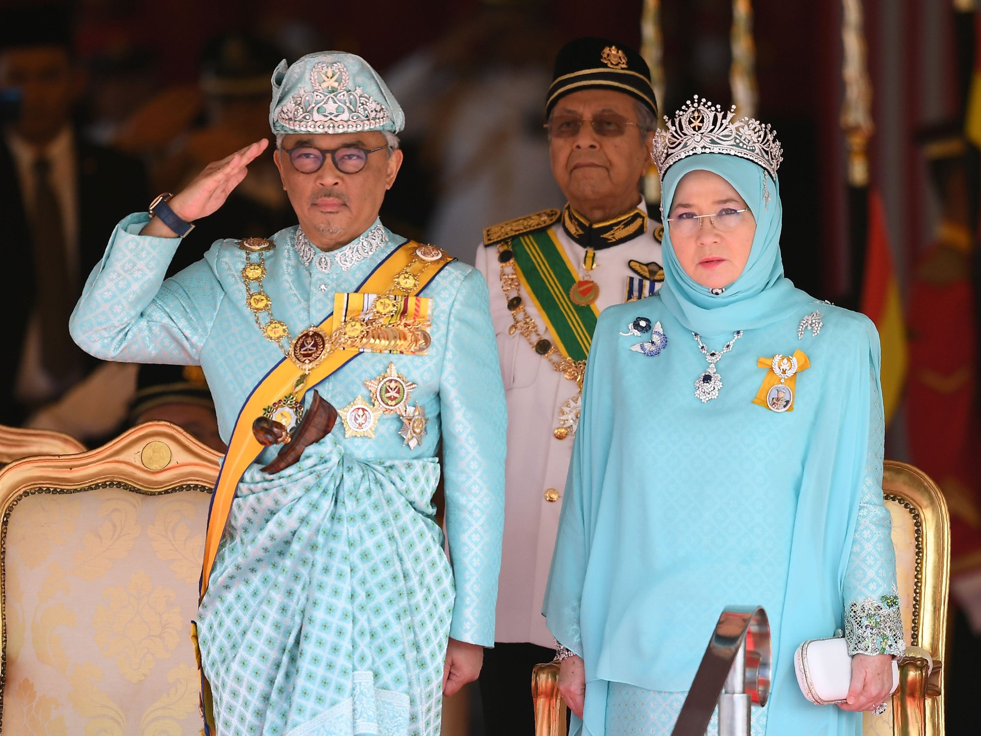 C&ocirc;ng ch&uacute;a Malaysia cưới chồng, thay liền 2 vương miện kim cương: C&oacute; m&oacute;n trang sức hơn 100 năm tuổi được mẹ kế trao lại- Ảnh 3.