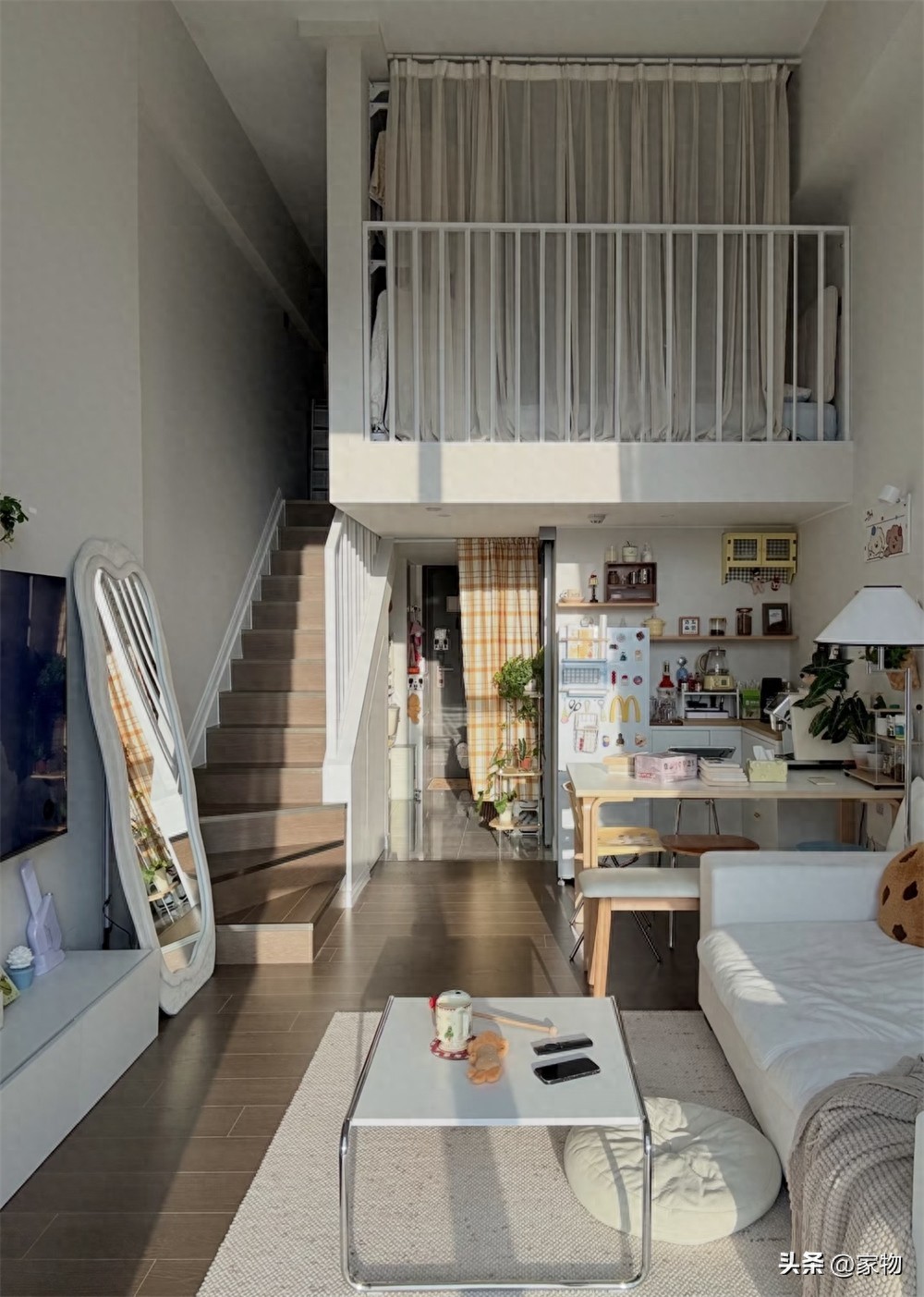 Căn hộ 35m&sup2; g&acirc;y sốt v&igrave; tận dụng trần cao 4,3m l&agrave;m g&aacute;c lửng: Nh&igrave;n cửa sổ kịch trần mới hiểu v&igrave; sao nh&agrave; nhỏ vẫn tho&aacute;ng- Ảnh 1.