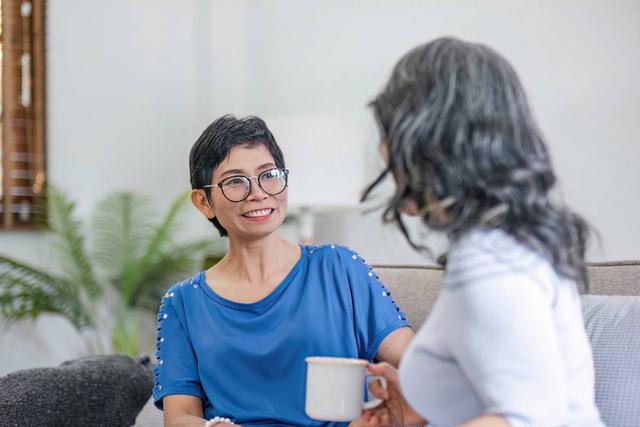 Người phụ nữ 65 tuổi giỏi t&agrave;i ch&iacute;nh đột nhi&ecirc;n nh&igrave;n h&oacute;a đơn kh&ocirc;ng hiểu, kh&ocirc;ng hiểu những c&acirc;u chuyện cười, kết quả kh&aacute;m khiến ai cũng bất ngờ- Ảnh 1.