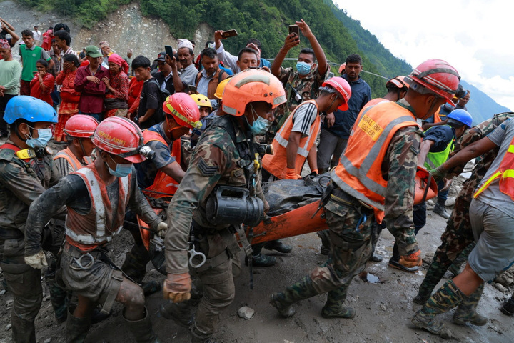 Vật lộn tho&aacute;t lũ tử thần trong hầm thuỷ điện Nepal, xung quanh to&agrave;n x&aacute;c chết- Ảnh 1.