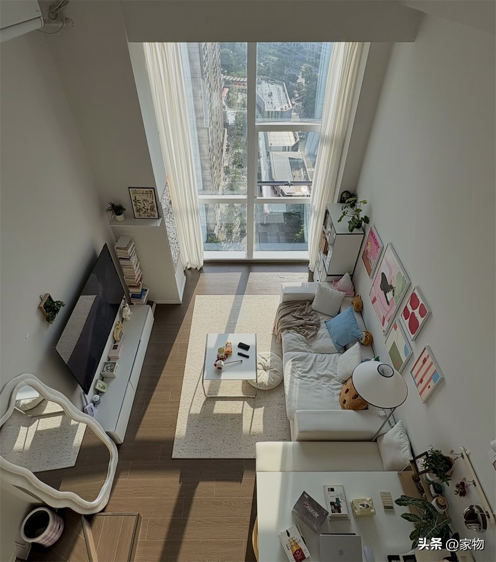 Căn hộ 35m&sup2; g&acirc;y sốt v&igrave; tận dụng trần cao 4,3m l&agrave;m g&aacute;c lửng: Nh&igrave;n cửa sổ kịch trần mới hiểu v&igrave; sao nh&agrave; nhỏ vẫn tho&aacute;ng- Ảnh 5.